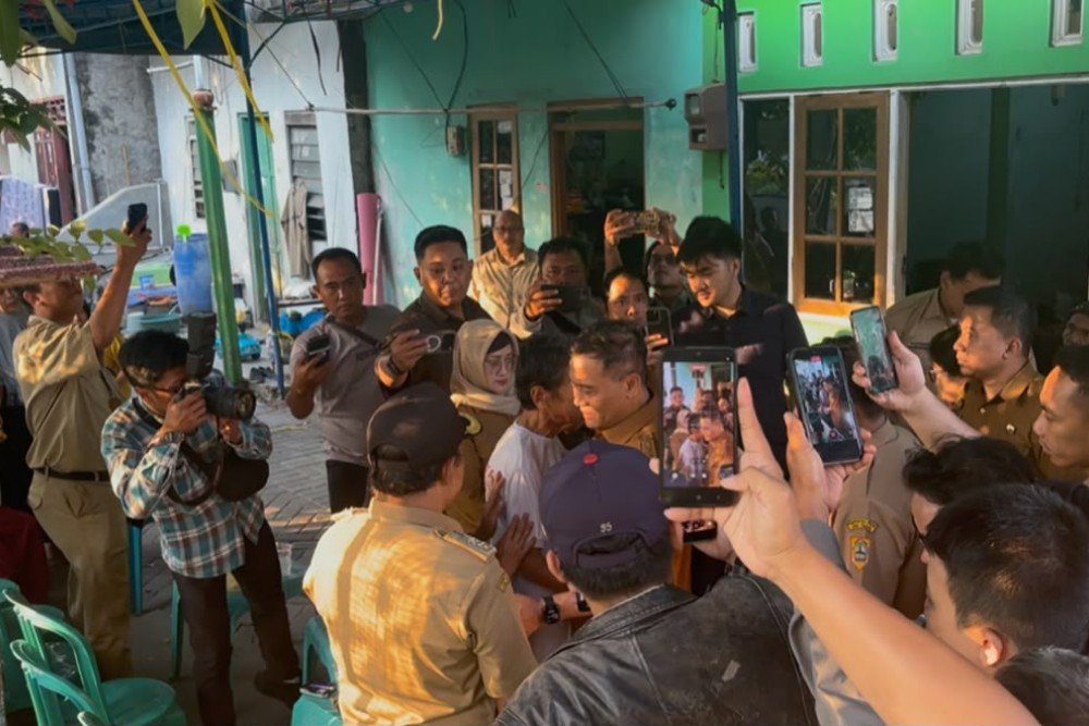 Gubernur Jateng Gubernur Jawa Tengah (Jateng) Ahmad Luthfi saat di rumah duka korban kecelakaan kereta Semarang di Kuningan, Semarang Utara, Senin (20/7/2026). (Foto: Kamal)