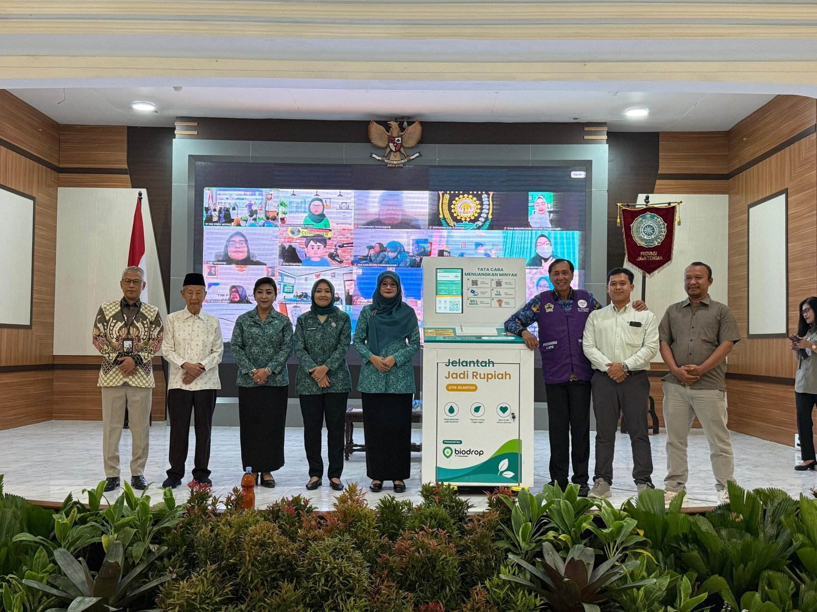 Pegadaian Semarang Foto bersama tim Pegadaian Kanwil Semarang berkolaborasi dengan tim PKK Jateng