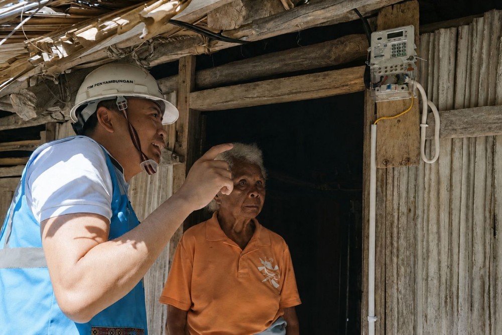 PLN Ilustrasi petugas PLN melakukan edukasi kelistrikan kepada salah satu warga yang menerima penyambungan listrik program Listrik Desa PLN di Dusun Noemuke, Kabupaten Timor Tengah Selatan, Nusa Tenggara Timur. (Foto : Dok PLN)