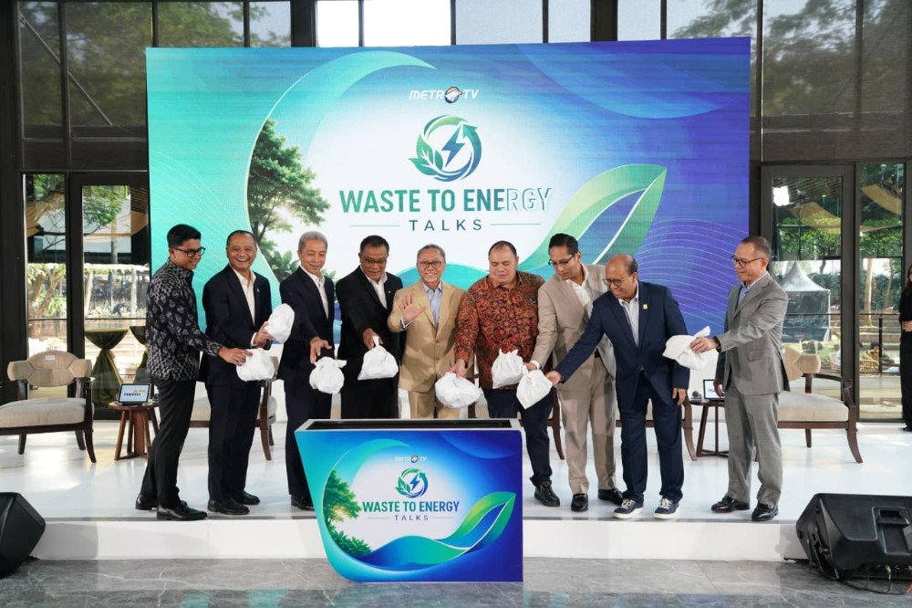 Sesi seremoni pembuangan sampah pada tempatnya dalam acara 'Waste to Energy' yang dilakukan secara simbolis oleh Menteri Koordinator (Menko) Bidang Pangan, Zulkifli Hasan (tengah), Menteri Lingkungan Hidup, Jumhur Hidayat (keempat dari kiri), Chief Investment Officer BPI Danantara, Pandu Sjahrir (keempat dari kanan), Direktur Manajemen Proyek dan Energi Baru Terbarukan PLN, Suroso Isnandar (kedua dari kanan), Direktur Transformasi & Keberlanjutan Bisnis PT Pertamina (Persero), Agung Wicaksono (kedua dari kiri), Wali Kota Bogor, Didie Rachim (ketiga dari kiri), serta Wali Kota Medan, Rico Waas (ketiga dari kanan). (Foto : Dok PLN)
