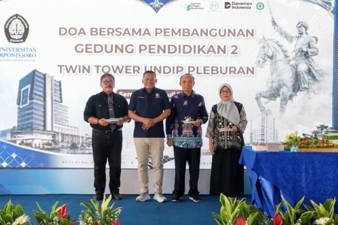 Rektor Universitas Diponegoro, Prof. Dr. Suharnomo, S.E., M.Si meresmikan Gedung Twin Tower 1 (Gedung Pendidikan 1) di Kampus Pleburan, Semarang, Jumat (17/7/2026). (Foto : Dok Undip)