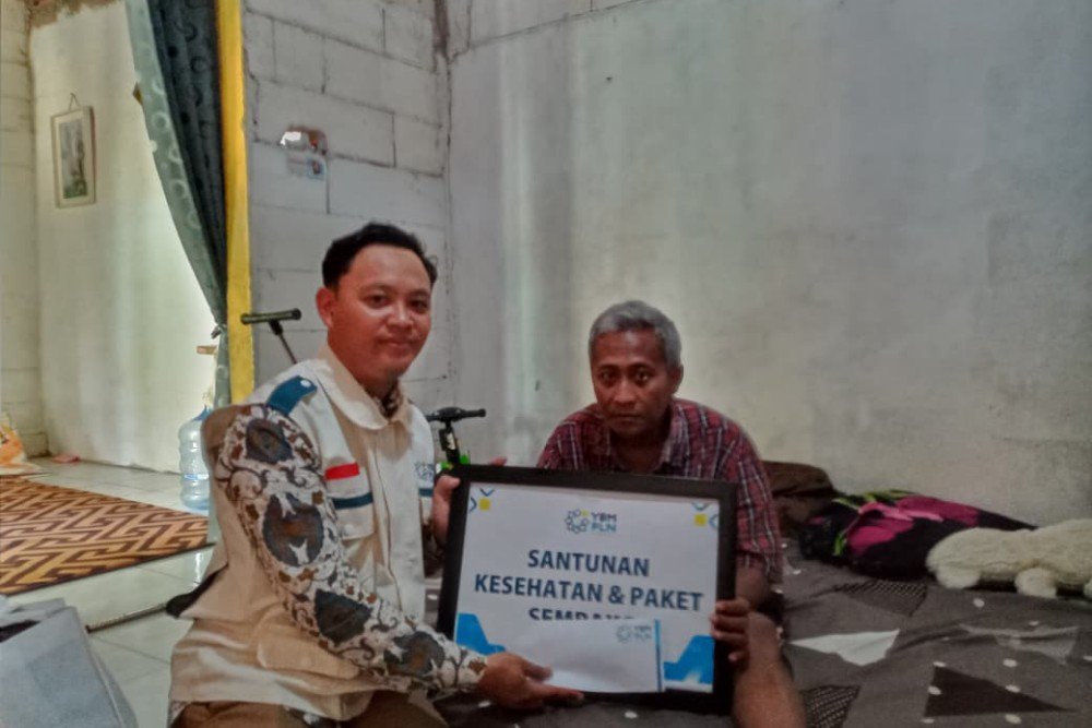 PLN Perwakilan YBM PLN UIK Tanjung Jati B, Alex Aliyudin (kiri), menyerahkan santunan kesehatan dan paket sembako kepada Kunarman, warga Desa Suwawal, Kecamatan Mlonggo, Kabupaten Jepara. Bantuan tersebut menjadi wujud kepedulian insan PLN kepada masyarakat yang membutuhkan, khususnya warga yang tengah menjalani pengobatan rutin cuci darah akibat gagal ginjal. (Foto : Dok PLN)