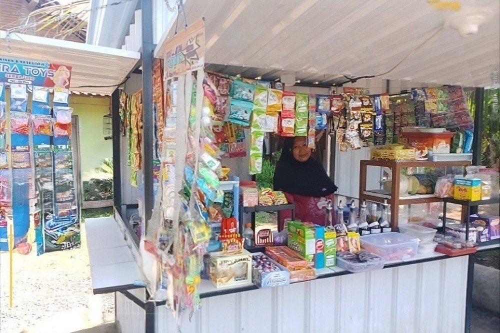 PLN Qomidatul Rifa’ah atau Bu Ida melayani usaha warung kecil miliknya di Desa Kaliaman, Kecamatan Kembang, Kabupaten Jepara. YBM PLN UIK Tanjung Jati B menyalurkan bantuan modal usaha dan paket sembako kepada Bu Ida, sebagai bentuk kepedulian PLN dalam mendorong kemandirian ekonomi warga dan mendukung keberlanjutan usaha kecil masyarakat sekitar. (Foto : Dok PLN)