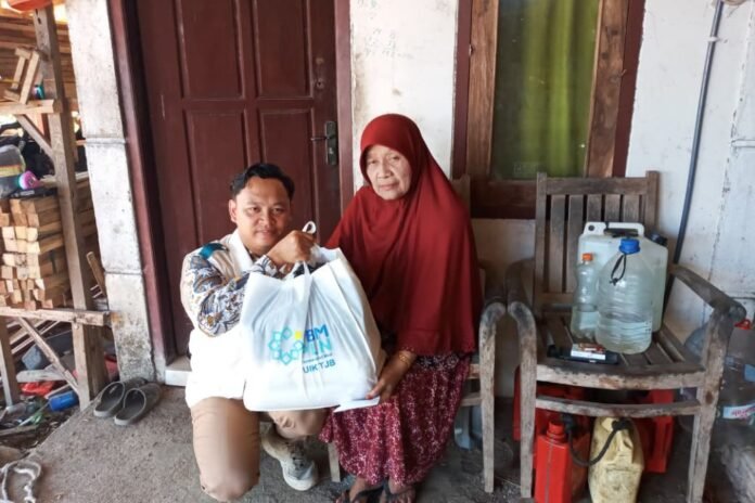 Perwakilan YBM PLN UIK Tanjung Jati B, Alex Aliyudin (kiri), menyerahkan bantuan kepada Martinah, marbot Masjid Jami At Taqwa Sumanding, di Desa Sumanding, Kecamatan Kembang, Kabupaten Jepara. Bantuan ini menjadi bentuk kepedulian PLN kepada masyarakat sekitar, khususnya warga yang dengan penuh ketulusan berperan menjaga kebersihan dan kenyamanan rumah ibadah. (Foto : Dok PLN)
