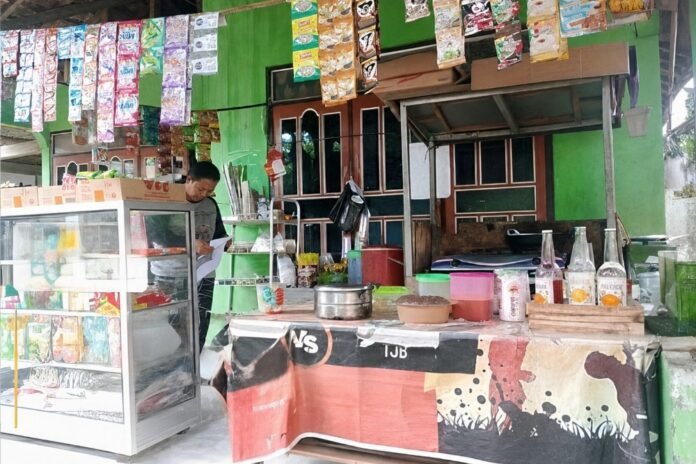 Suasana warung kecil milik Kholifatus Saidah atau Bu Ifa di Desa Kedungcino, Kecamatan Jepara, Kabupaten Jepara. YBM PLN UIK Tanjung Jati B menyalurkan bantuan modal usaha dan paket sembako kepada Bu Ifa, sebagai bentuk kepedulian PLN dalam mendukung keberlanjutan usaha kecil dan mendorong kemandirian ekonomi keluarga. (Foto : Dok PLN)