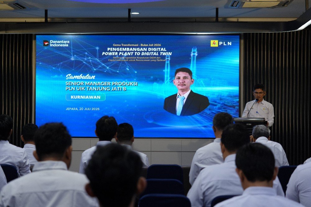 PLN Senior Manager Produksi PLN UIK Tanjung Jati B, Kurniawan, menyampaikan sambutan dalam kegiatan Gema Transformasi Pengembangan Digital Power Plant to Digital Twin di Ruang Rapat Kartini, Gedung Utama PLN UIK Tanjung Jati B, Desa Tubanan, Kecamatan Kembang, Kabupaten Jepara, Senin (20/7/2026). Kegiatan ini menjadi bagian dari peran PLN dalam menyambut HUT ke-81 RI melalui penguatan transformasi digital pembangkit menuju pengelolaan operasi yang andal, efisien, adaptif, dan berbasis data. (Foto : Dok PLN)