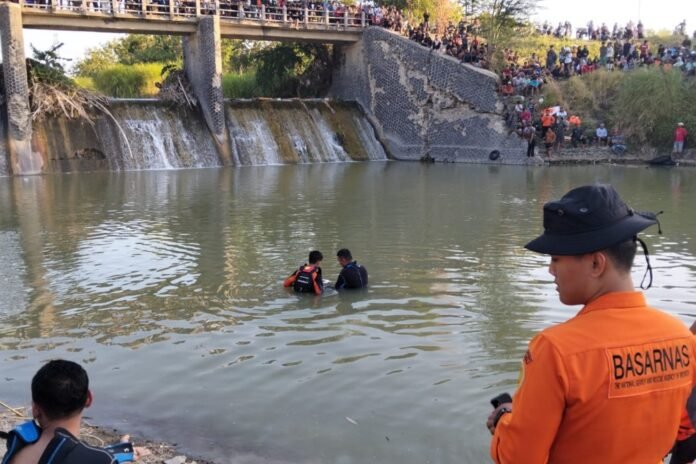 Pencairan korban tenggelam di di Bendung Karangpancing, Kamis (23/7/2026). (Foto : Sam)