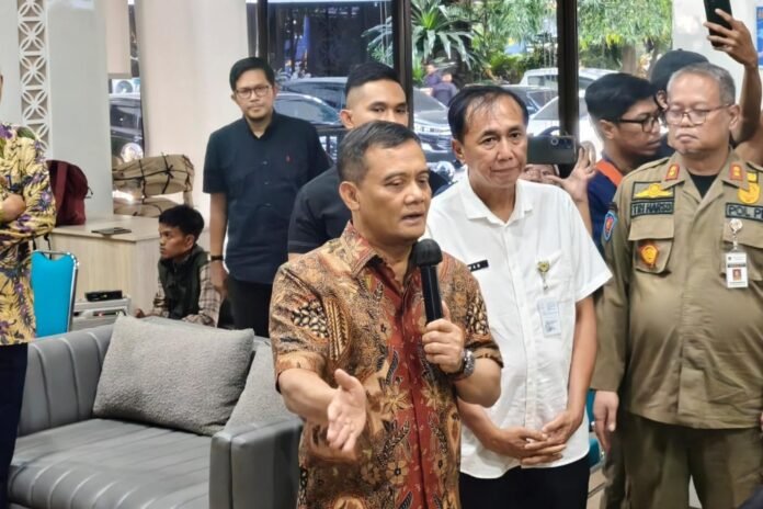 Gubernur Jawa Tengah Ahmad Luthfi saat temui perwakilan massa aksi Jateng Guyub, Jumat (24/7/2026). (Foto: Kamal)