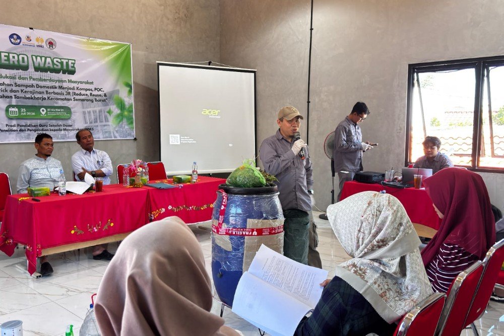UNNES PGSD Universitas Negeri Semarang (UNNES) menggelar pelatihan bertajuk "Zero Waste: Inovasi Pengolahan Sampah Domestik Menjadi Kompos, Pupuk Organik Cair (POC), Eco-enzim, Ecobrick, dan Kerajinan Berbasis 3R (Reduce, Reuse, & Recycle). (Foto : Dokumen)
