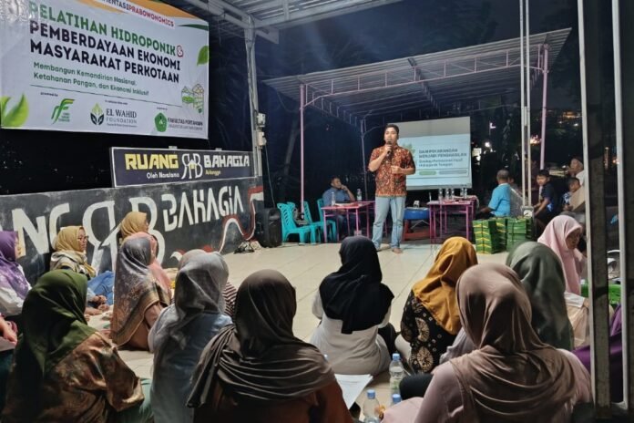 Wakil Ketua Yayasan El Wahid Foundation Sinergi Nusantara M. Nafiul Haris melakukan pembekalan anggota Kelompok Wanita Tani (KWT) di Kota Semarang melalui pelatihan budidaya sayuran menggunakan sistem hidroponik. (Foto : Dokumen)