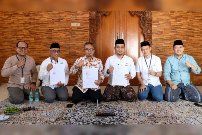 Direktur Bisnis Kelembagaan dan Unit Usaha Syariah Bank Jateng Mas Waris bersama Pimpinan Pondok Pesantren Ash Shodiqiyah Gus Shidqon saat penandatanganan kerja sama implementasi aplikasi PesantrenQu di Ponpes Ash Shodiqiyah, Kaligawe, Semarang, Jumat (24/7/2026). (Foto : Dok Bank Jateng