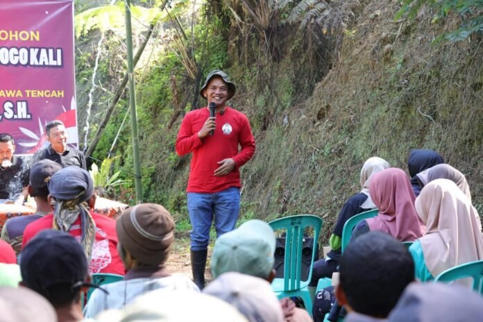 Ketua DPRD Jateng Sumanto bersama ratusan warga Desa Berjo, Kecamatan Ngargoyoso, Kabupaten Karanganyar. (Foto : Dok DPRD Jateng)