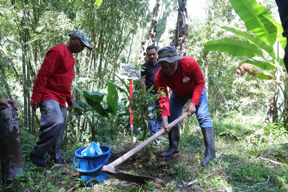 Ketua DPRD Jateng Sumanto bersama ratusan warga Desa Berjo, Kecamatan Ngargoyoso, Kabupaten Karanganyar. (Foto : Dok DPRD Jateng)