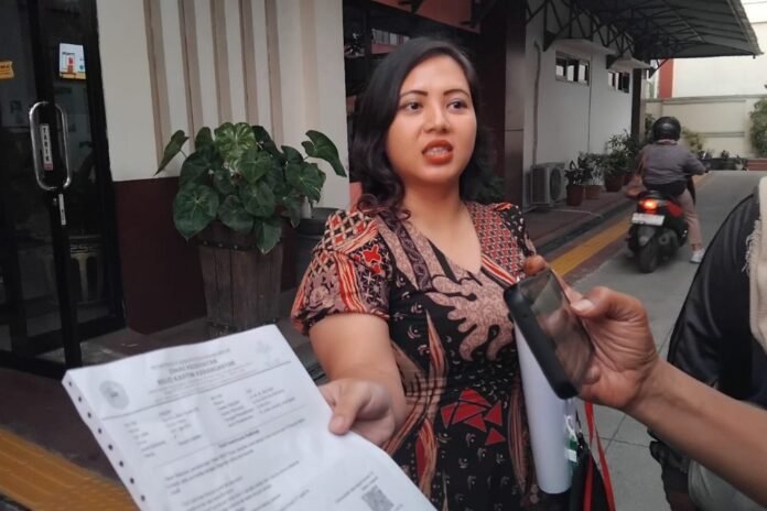 Istri korban menujukkan alat bukti yang dinilai janggal. (Foto : Iwan)