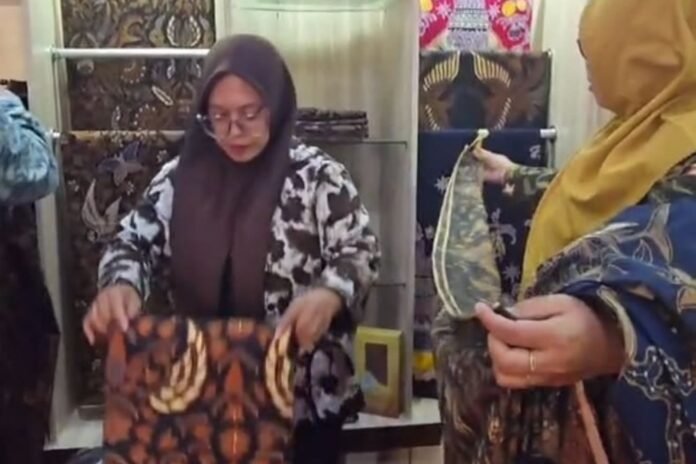 Perajin menunjukkan proses pembuatan Batik Tulis Girilayu. (Foto : Iwan)