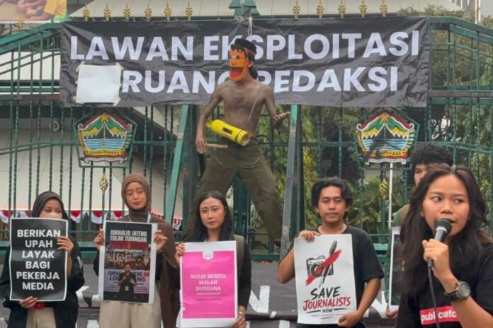 Aksi tolak narasi Londo Ireng oleh jurnalis Jateng, di Jalan Lahlawan Kota Semarang, Kamis (30/7/2026). (Foto: Kamal)
