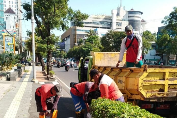 Pembersihan sendimen tanah jl Ahmad Yani depan sea bann dan indomaret di Kota Semarang. (Foto : Dok Pemkot Semarang)