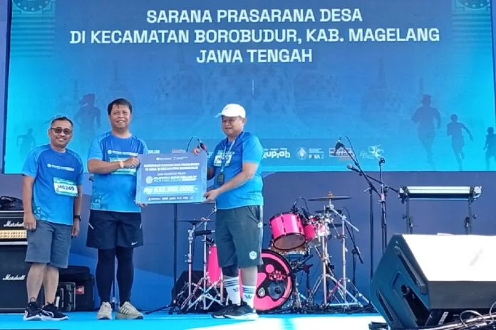 Kepala Kantor Perwakilan Bank Indonesia Provinsi Jawa Tengah M Noor Nugroho secara simbolis menyerahkan bantuan kepada masyarakat di Kecamatan Borobudur dalam bentuk dukungan program pemberdayaan masyarakat dan pengembangan desa di sekitar kawasan Borobudur. (Foto : Dok JN)