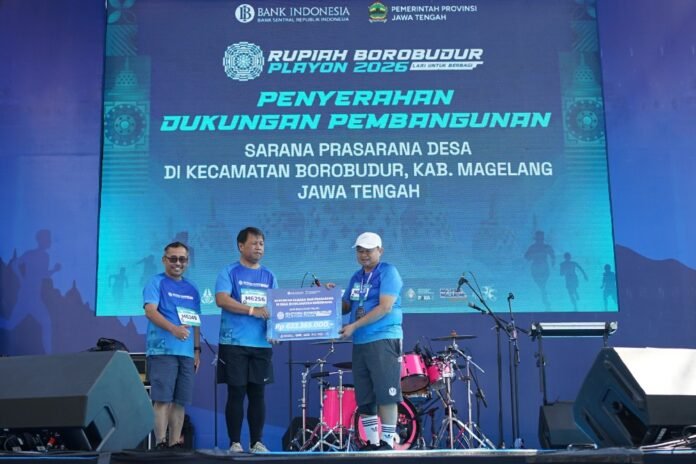 Kepala Kantor Perwakilan Bank Indonesia Provinsi Jawa Tengah M Noor Nugroho secara simbolis menyerahkan bantuan kepada masyarakat di Kecamatan Borobudur dalam bentuk dukungan program pemberdayaan masyarakat dan pengembangan desa di sekitar kawasan Borobudur. (Foto : Dok JN)