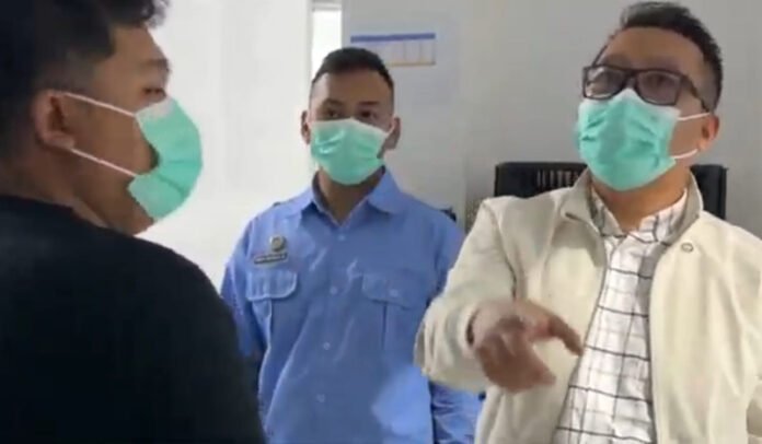 Kasatgas MBG Karanganyar Adhe Eliana saat sidak ke salah satu SPPG.(Foto:ist)