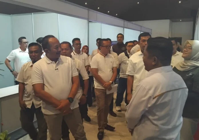 Bupati Karanganyar Rober Christanto mengunjungi stan pameran pembangunan property di Gedung Wanita.(Foto: Iwan)
