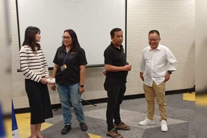 Kusnadi (General Manager Rooms Inc Hotel Semarang), Theresia Pramengnugraheni / Therry Pramengnugraheni (Director Sales & Marketing Rooms Inc Hotel Semarang), Antonius A. Budiawan (General Manager DP Mall Semarang) dan Aliva Bunga Kurniawan (Promotion Event & Marketing DP Mall Semarang) dalam Media Gathering di Semarang. (Foto : Dok JN)