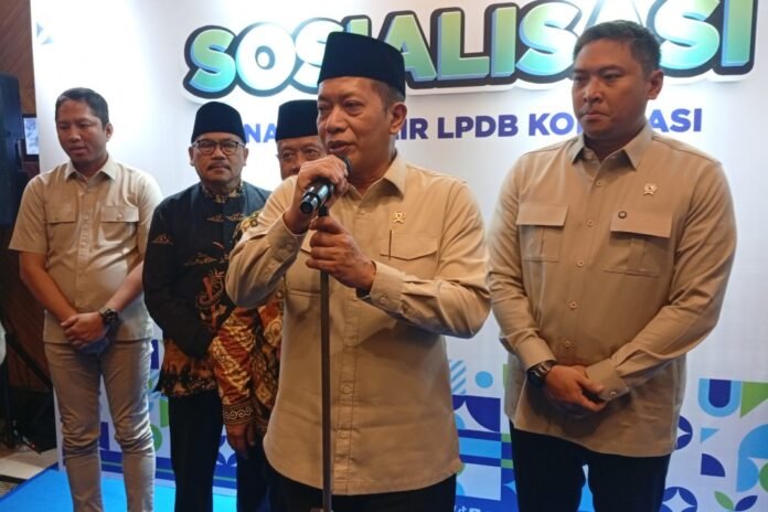 Menteri Koperasi Republik Indonesia Ferry Juliantono (tengah) didampingi Wakil Menteri Pertanian (Wamentan) Sudaryono saat melakukan pers conference di Semarang, Selasa (14/07/2026). (Foto : Dok JN)