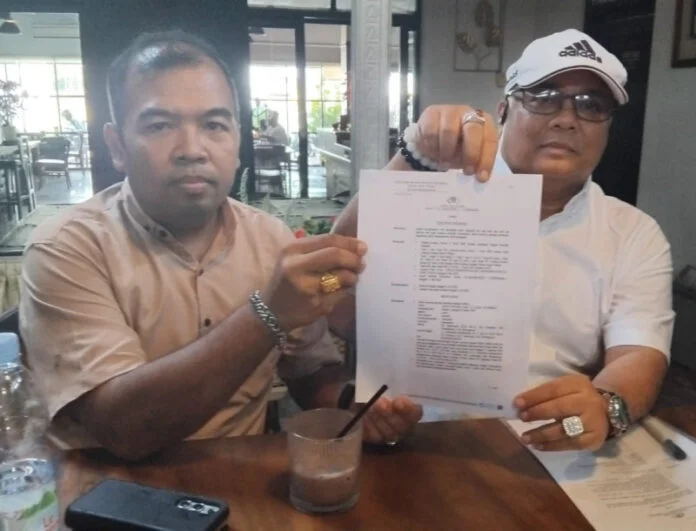 Kuasa hukum korban, Zainal Arifin saat memberikan keterangan kepada wartawan.