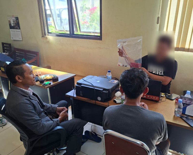 Tersangka saat menjalani pemeriksaan di Satnarkoba Polres Sukoharjo. Tersangka saat menjalani pemeriksaan di Satnarkoba Polres Sukoharjo.
