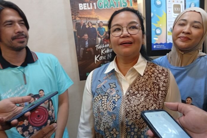 Wali Kota Semarang Agustina Wilujeng memberikan keterangan kepada wartawan usai menonton Film Takkan Kubiarkan Kau Menangis. (Foto : Dok JN)