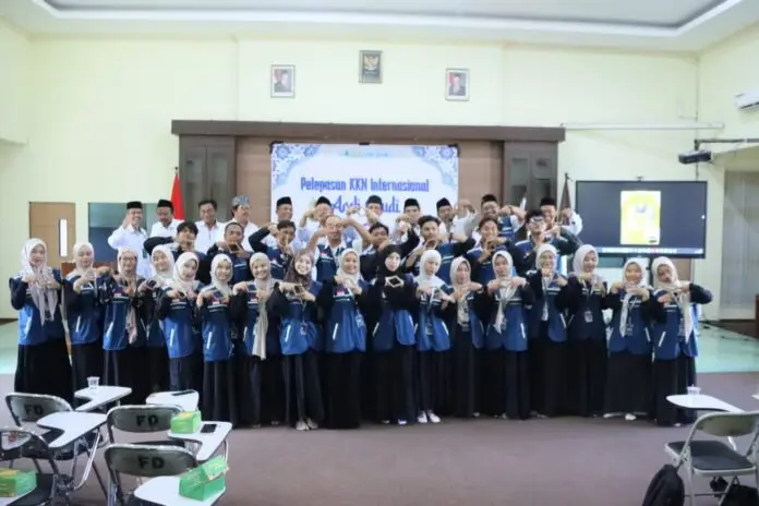 Sebanyak 28 mahasiswa UIN Walisongo Semarang resmi diberangkatkan mengikuti Kuliah Kerja Nyata (KKN) Internasional Arab Saudi. (Foto : UIN Walisongo)