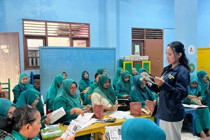 Mahasiswa KKN USM saat memberikan sosialisasi darurat sampah