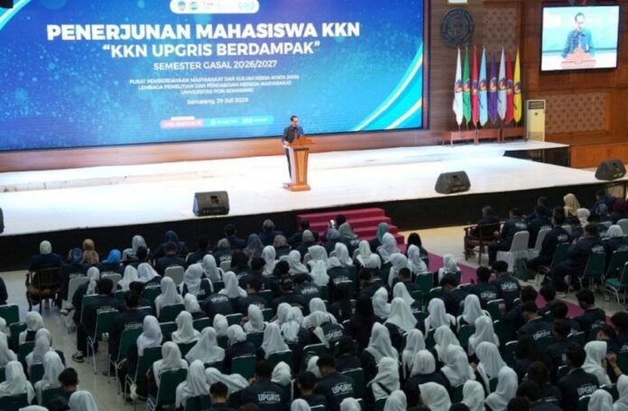 Rektor UPGRIS saat memberikan arahan sebelum dilakukan penerjunan mahasiswa KKN