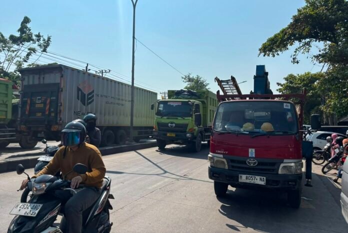 Lokasi kecelakaan Seorang emak atau perempuan pejalan kaki bernama Sumrotun (51) dengan truk di depan Pasar Mangkang, Semarang.