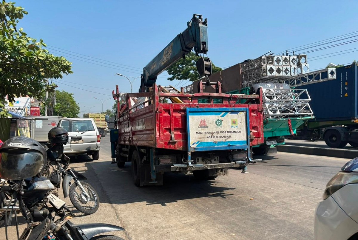 Kecelakaan Mangkang Semarang Sebuah truk yang diduga milik PLN dengan nomor polisi H 8057 NA tampak masih terparkir di tepi jalan tidak jauh dari lokasi kecelakaan.