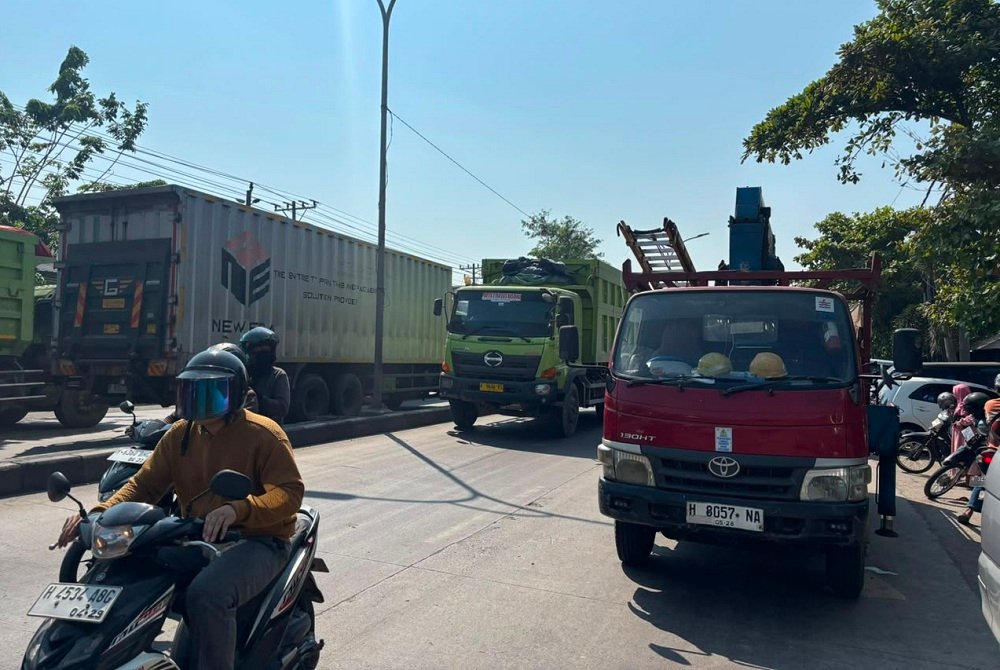 Kecelakaan Mangkang Lokasi kecelakaan Seorang emak atau perempuan pejalan kaki bernama Sumrotun (51) dengan truk di depan Pasar Mangkang, Semarang.