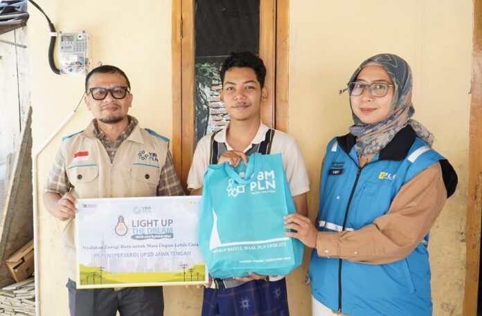 PLN UP2D Jawa Tengah YBM PLN memberikan bantuan program Light Up The Dream (LUTD) kepada masyarakat yang kurang mampu