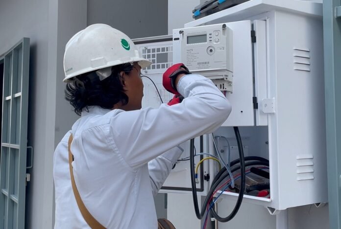 Petugas PLN Salatiga saat melakukan pemasangan baru di wilayah Kabupaten Semarang