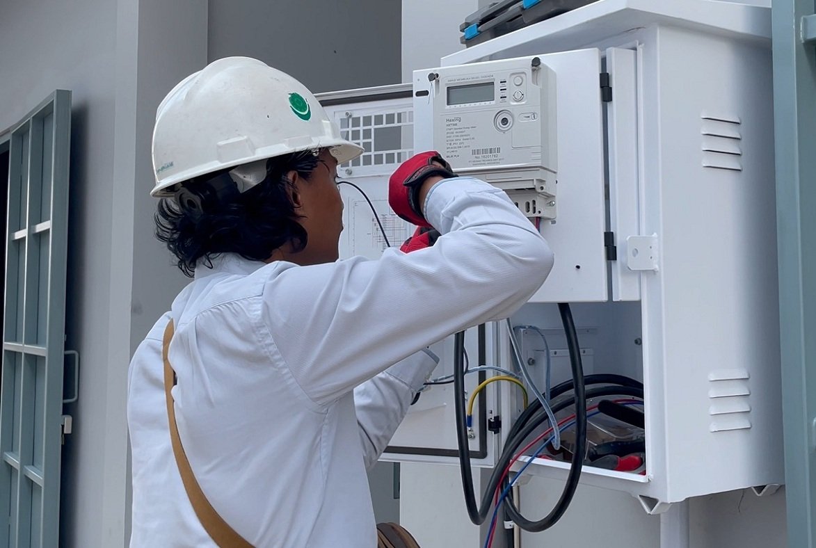 PLN Salatiga Petugas PLN Salatiga saat melakukan pemasangan baru di wilayah Kabupaten Semarang