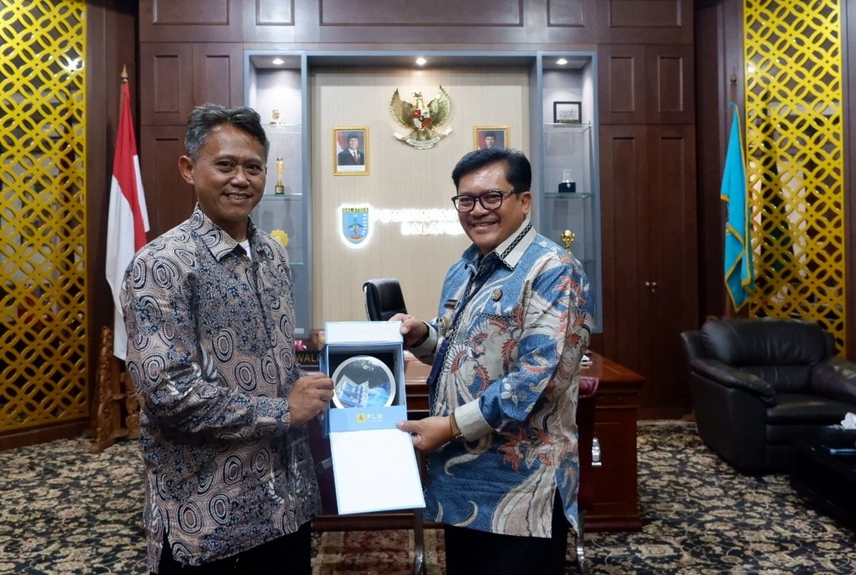PLN Salatiga Manager PLN UP3 Salatiga yang baru, Y.B. Wawan Dwi P, kepada Wali Kota Salatiga, Robby Hernawan