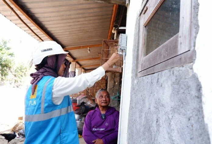 Petugas PLN UP3 Semarang saat memberikan bantuan sambungan listrik gratis bagi keluarga pra sejahtera