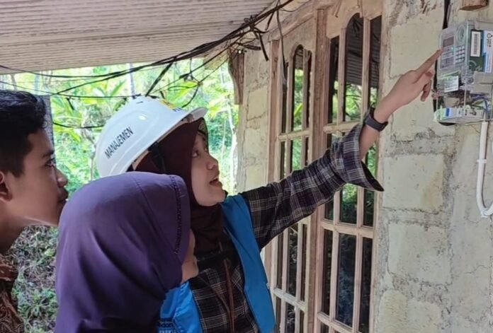 PLN ULP Ambarawa pasang listrik gratis di rumah keluarga Muhroji (73), warga Dusun Rejowinangun, Desa Pledokan, Kecamatan Sumowono, Kabupaten Semarang