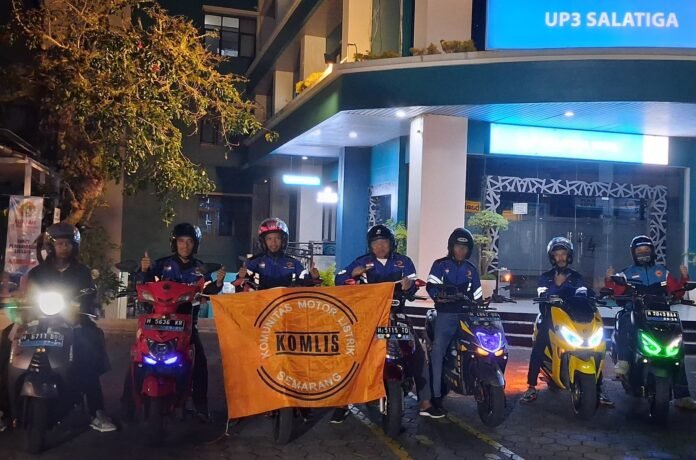 peserta Touring Komunitas Motor Listrik (Komlis) Semarang pada Minggu (6/7/2026).