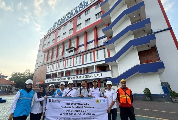Foto bersama tim PLN UP3 Semarang usai merealisasikan penambahan daya listrik di PIP Semarang