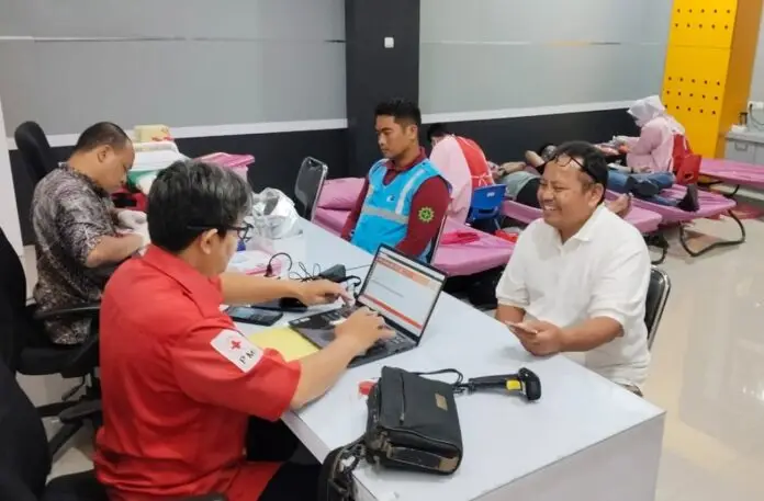 PLN UP3 Semarang berkolaborasi dengan PMI Kota Semarang menggelar aksi donor darah di Kantor PLN UP3 Semarang