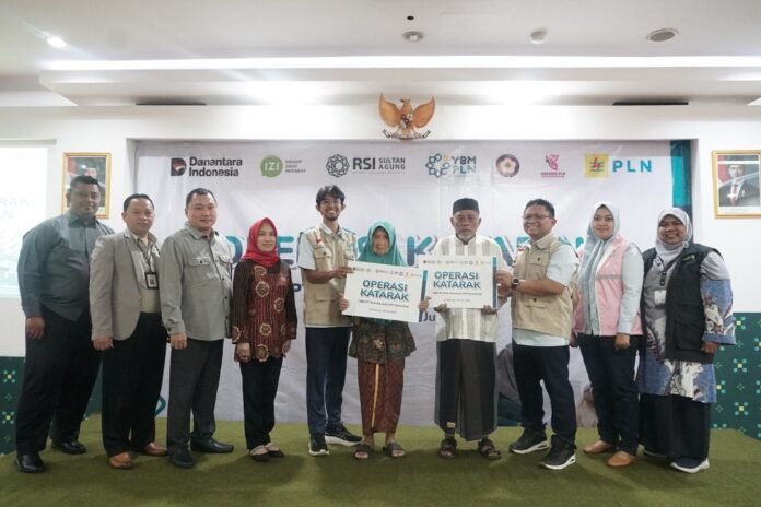 Perwakilan penerima manfaat operasi katarak foto bersama dengan pimpinan PLN Up3 Semarang, RSI Sultan Agung Semarang, IZI Jateng dan lainnya di Aula RSI Sultan Agung Semarang.