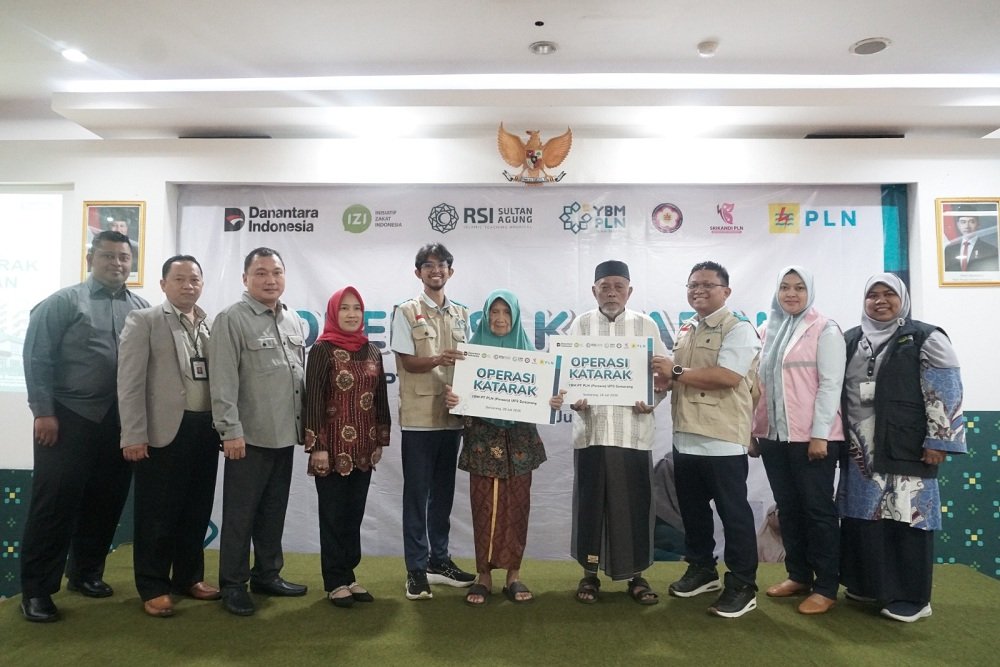 PLN Semarang Perwakilan penerima manfaat operasi katarak foto bersama dengan pimpinan PLN Up3 Semarang, RSI Sultan Agung Semarang, IZI Jateng dan lainnya di Aula RSI Sultan Agung Semarang.