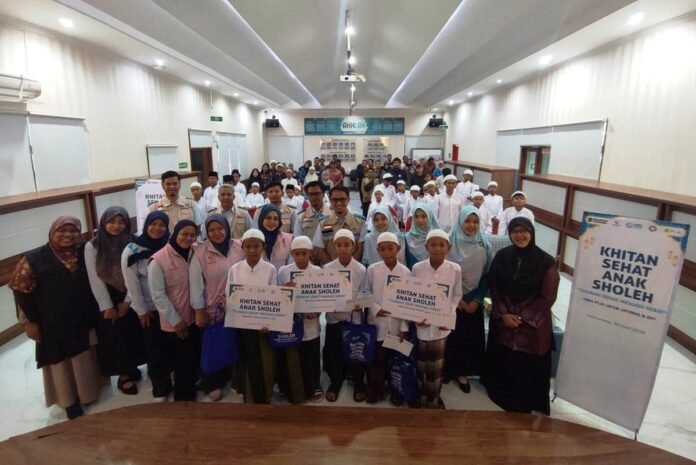 Foto bersama para pimpinan dan panitia serta peserta khitan di Kantor PLN UP2B Jateng dan DIY