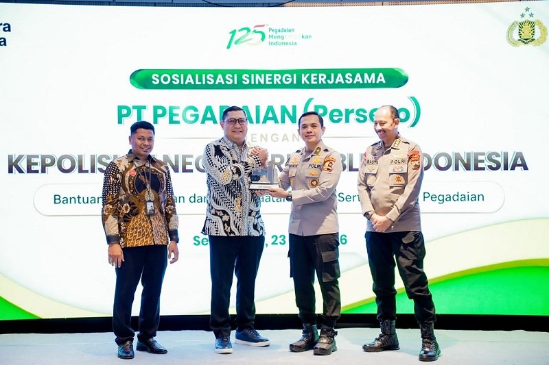 Pegadaian Semarang Foto bersama usai penandatanganan nota kesepahaman MoU antara PT Pegadaian (Persero) Kantor Wilayah XI Semarang dengan Baharkam Polri di Hotel Aruss Semarang.