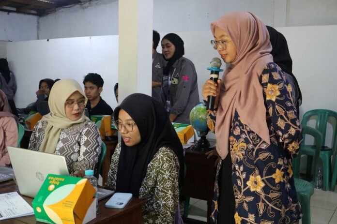 Dosen dan Mahasiswa saat menggelar program penguatan kompetensi digital bagi para tutor di Pusat Kegiatan Belajar Masyarakat (PKBM) Tunas Muli